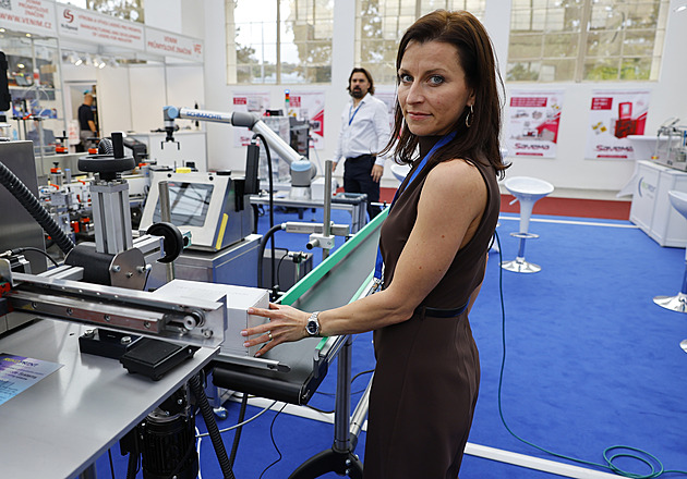 Robot výčepní, basketbalista, i pes záchranář. V Brně prezentují pokročilé stroje