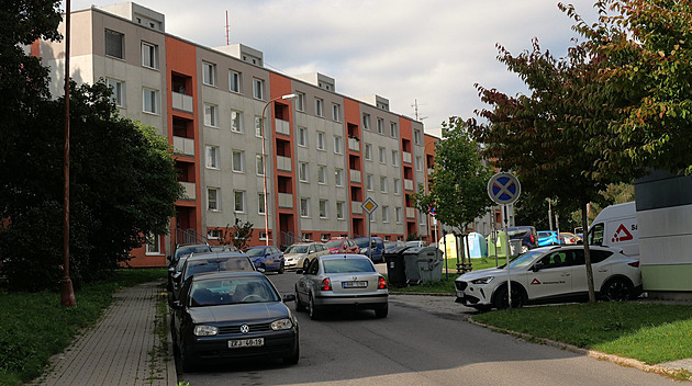 Parkoviště plná na 110 procent. Na žďárském sídlišti skončí nelegální stání