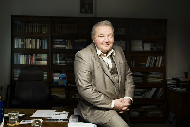 Porodník Feyereisl končí v čele podolského ústavu. Byl u prvních českých paterčat