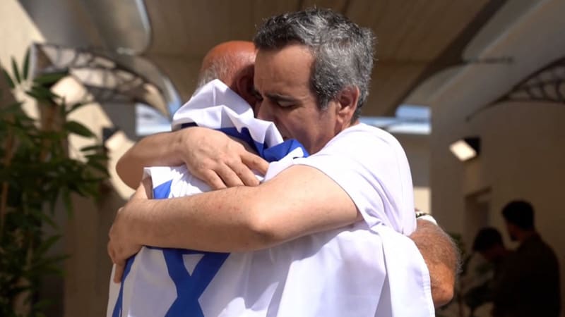 OBRAZEM: Slzy a dojetí v Izraeli. Rodiny vítají ztracené syny po dvou letech v zajetí Hamásu