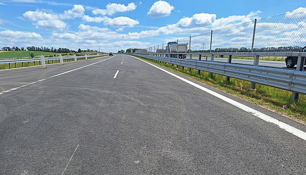 Silničáři honí čas i v noci, práce na dálnicích chtějí stihnout v termínu