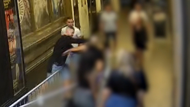 Rány pěstí před Lucerna Music Barem. Napadený musel se zlomenou čelistí na operaci