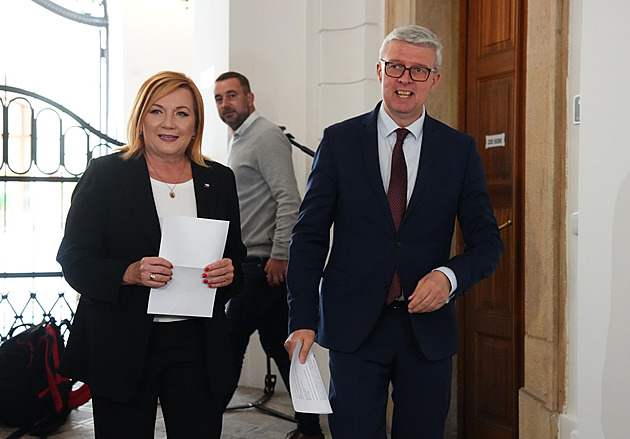 Vznikající trojkoalice zahájí jednání o programu. Nejprve bude řešit průmysl, finance a obranu