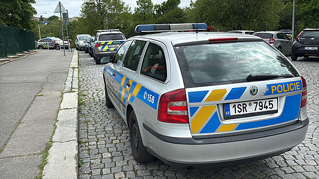 Žena v Úvalech bodla manžela nožem do hrudi, policisté ji zadrželi