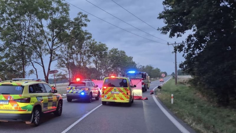 Další tragická nehoda na Kladensku: Řidič dodávky narazil do náklaďáku. Zraněním podlehl