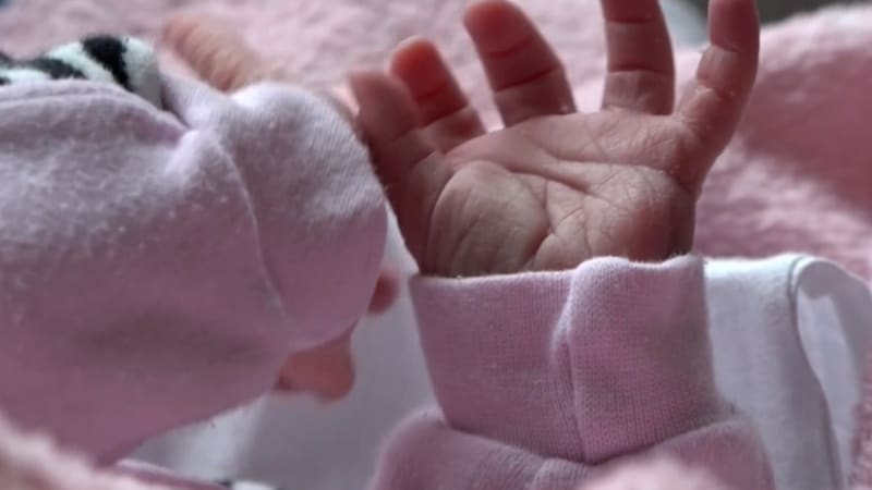 Pětiletá Ruska zabila novorozenou sestru. Ze žárlivosti ji vyhodila z okna