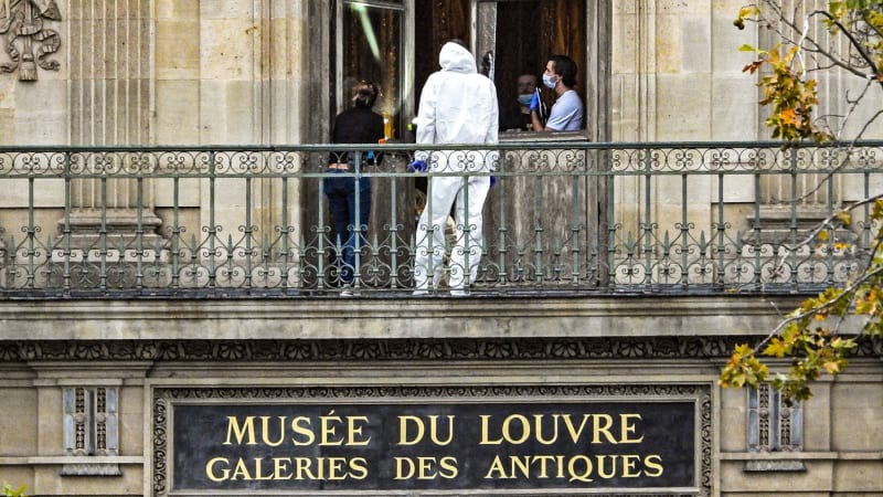 Loupež šperků v Louvru: Policie má částečné doznání dopadené dvojice