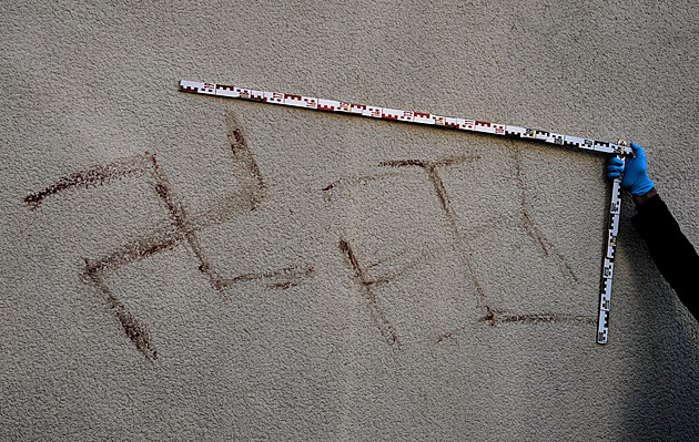 „Hrůzostrašný objev.“ V Německu někdo namaloval na auta hákové kříže krví