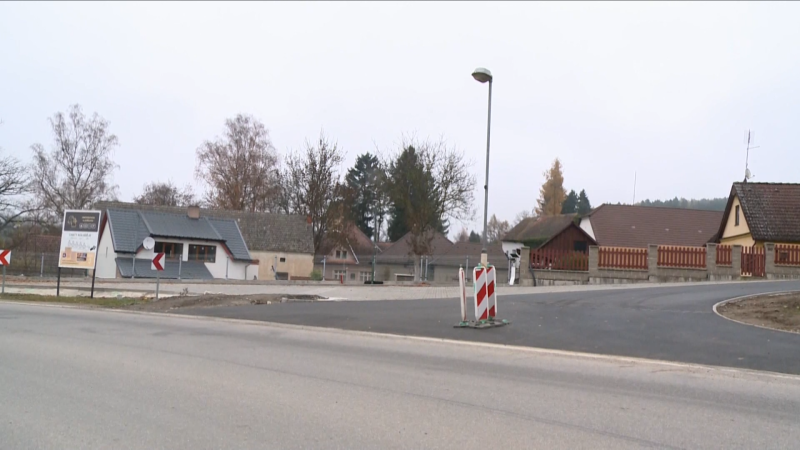 Lampa uprostřed silnice na jihu Čech baví internet. Starosta vysvětlil nestandardní umístění