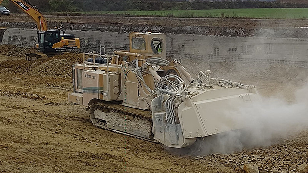 Unikátní fréza s diamantovými zuby na D35 likviduje skálu, se kterou nikdo nepočítal