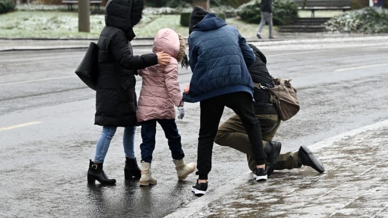 Pozor na náledí, varují meteorologové. Kvůli výraznému ochlazení avizují výstrahy