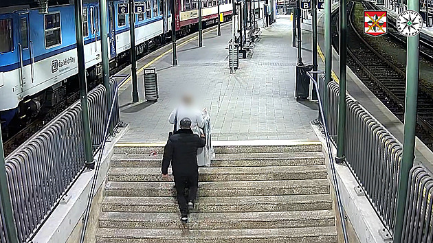 VIDEO: Kapsář ženě při chůzi bleskově prošacoval kabát, ukradl drahý mobil