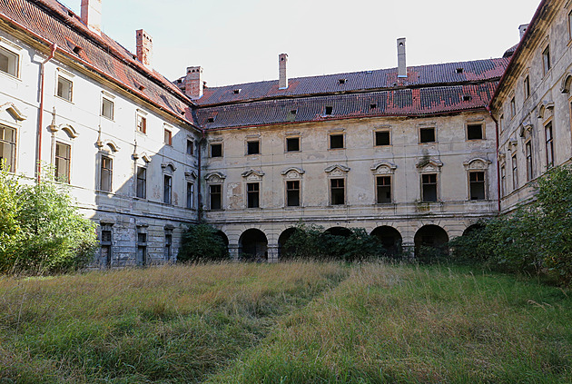 Sami to nedáme. Město shání parťáka na opravu zámku, byznysmeny osloví videem
