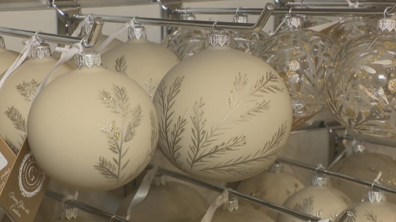 Trendy Vánoc 2025: Ozdoby v barvě Mocha Mousse, deskové hry i korejská kosmetika