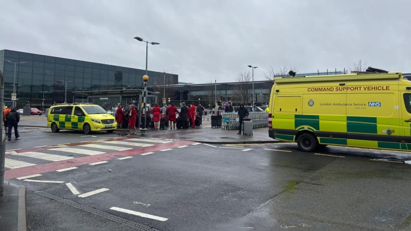 Útok na letišti Heathrow: Skupina mužů stříkala pepřový sprej. V nemocnici skončilo 21 lidí