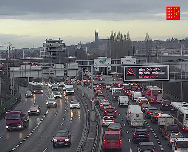Kolony kolem Barrandovského mostu, i MHD nabíralo desítky minut zpoždění