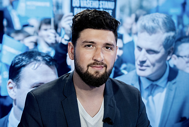 Na ministerstvech se krade po miliardách, obvinil končící vládu Gregor. Chce audit