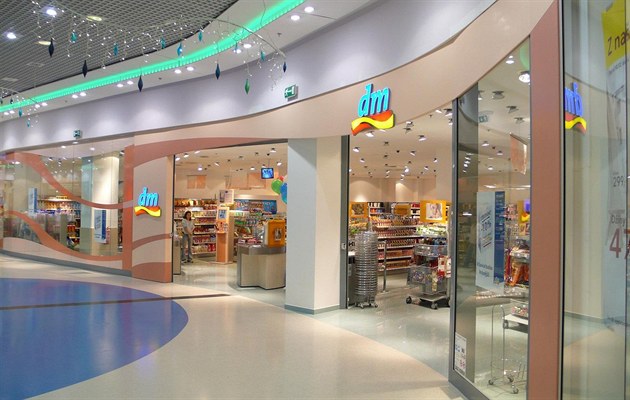 Řetězec drogerií dm začíná v Německu prodávat léky. Zákaz obchází přes Česko