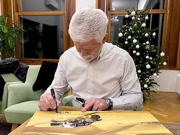 Aukce fotek Petra Pavla jde do finále, předá je na Pražském hradě