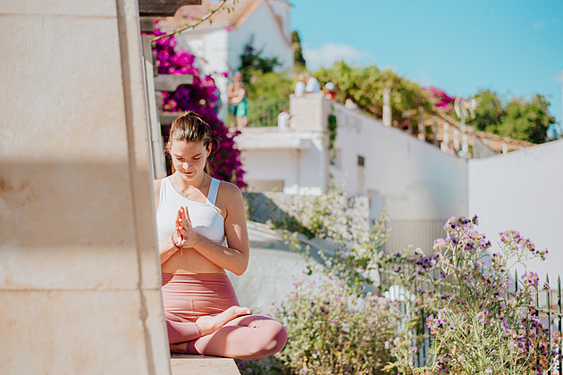 Krátké dny zvyšují únavu i stres. Sedm jógových pozic pomůže zklidnit mysl