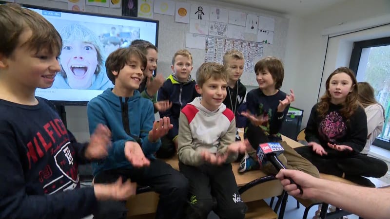 Šílenství „six seven“: Školy číslo 67 zakazují, fastfoody ruší. Kde se záhadný trend vzal?