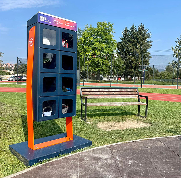 Míč, síť nebo rakety. Vybavení na sport bude v Liberci k mání přes chytré boxy
