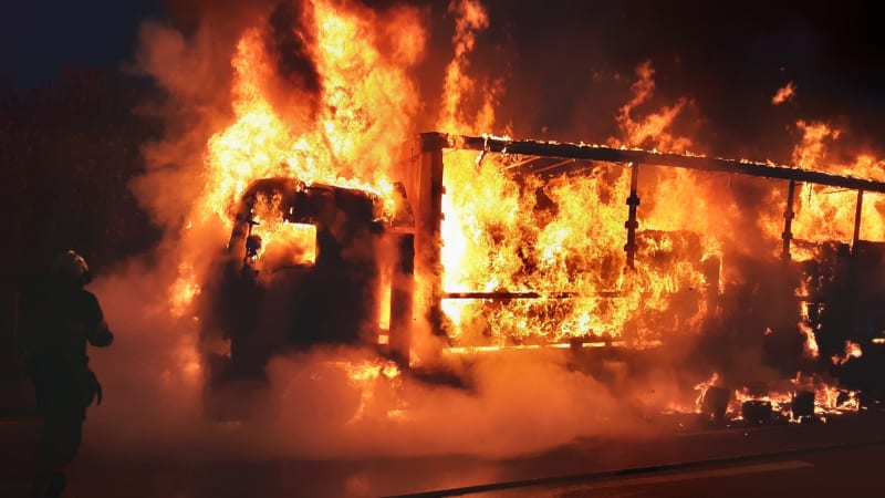 Žhářský útok v Michalovcích: Popelem lehly tři kamiony, škoda se šplhá do milionů