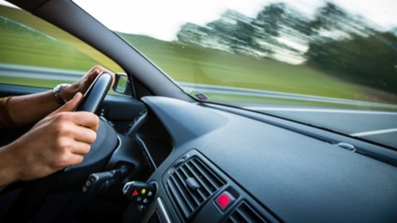 Zdrogovaný řidič ujížděl na Děčínsku policistům. Do stíhání se zapojil vrtulník, uspěl až pes