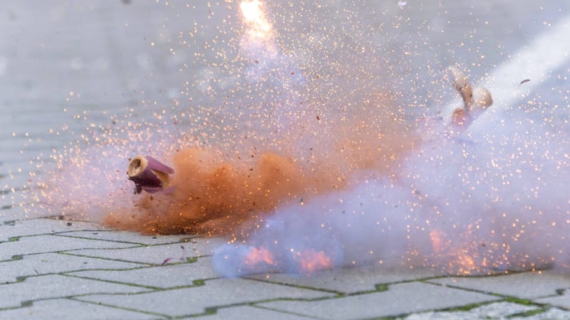 Hazard s životy: Mladí Rusové odpálili ohňostroj ve výtahu. Následnou spoušť zachytily kamery