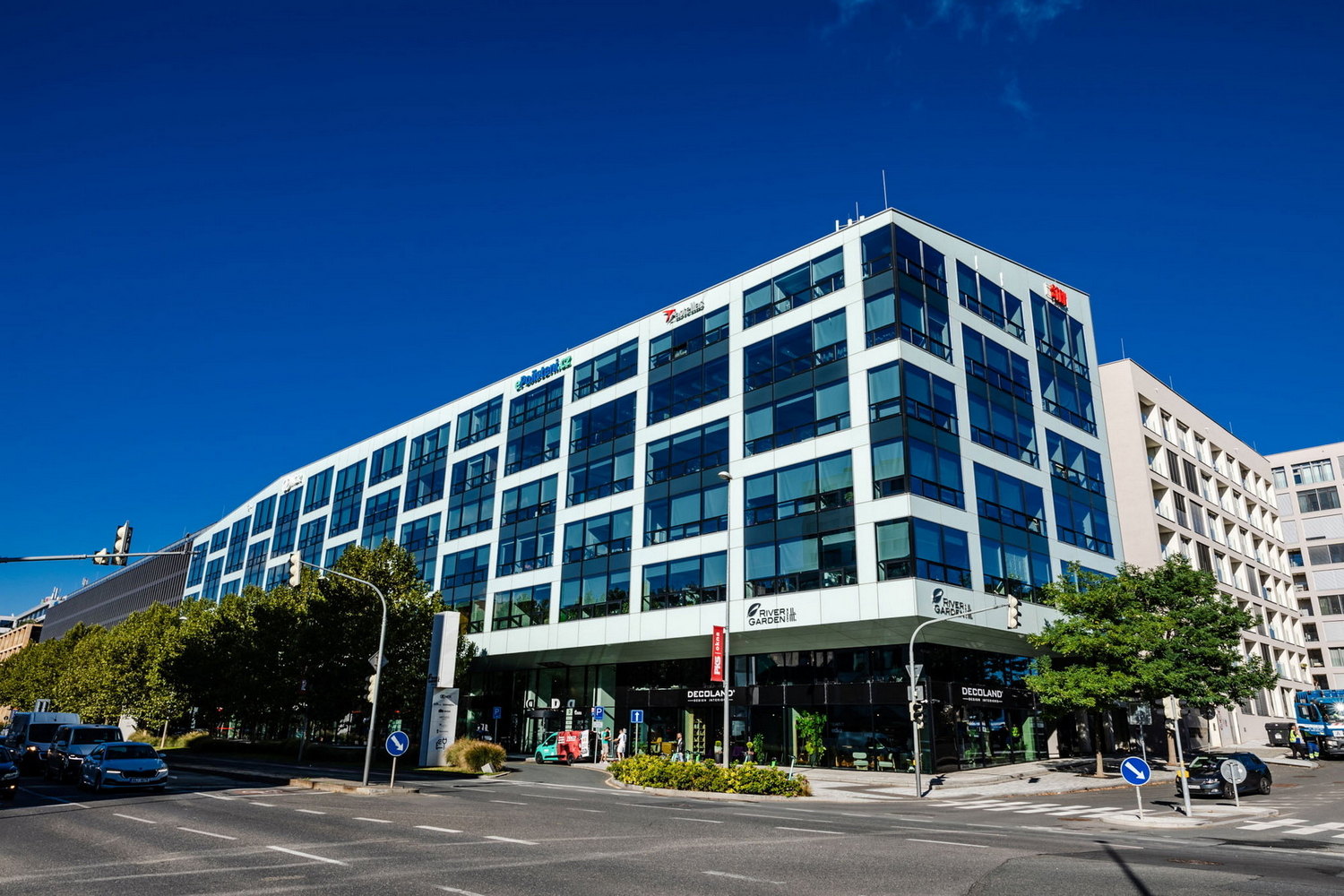 Objevte tep srdce Karlína: Interaktivní průvodce na rohanskenabrezi.cz vás provede čtvrtí.