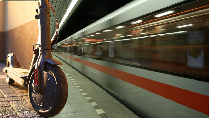 Jak teď budu žít, ptá se hendikepovaná žena po zákazu e-koloběžek v metru. DPP obavy vyvrací