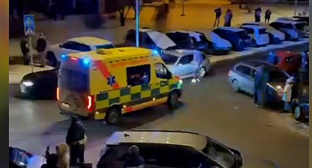 Řidič svým autem blokoval a ignoroval houkající sanitku, ještě u toho telefonoval