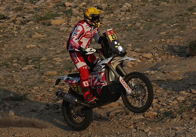 Motocyklista Michek končí na Dakaru ve 4. etapě, alespoň pomohl čínskému kolegovi