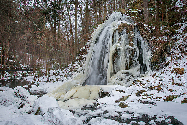 OBRAZEM: Mráz pomalu mění Terčino údolí na ledové království, tuhne i vodopád