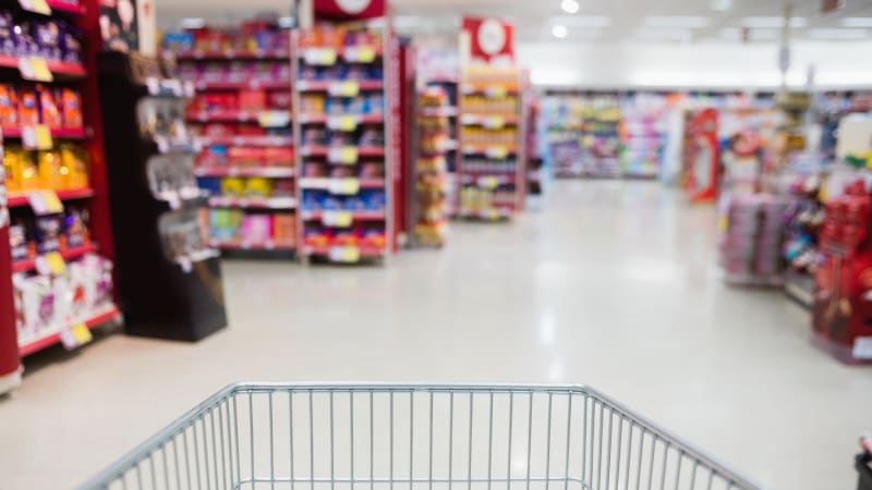 Vláda chce obchodníkům sáhnout na marže. Vyřadí levné zboží a nahradí ho drahým, varuje Prouza