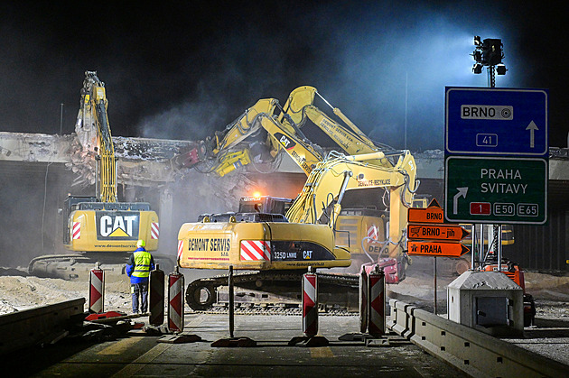 Dálnice D2 je před křižovatkou s D1 do poledne dál uzavřená kvůli bourání mostu