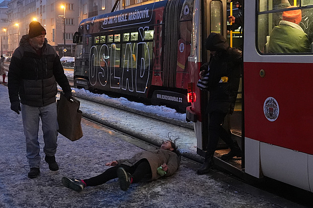 Česko pokryla silná ledovka, komplikuje dopravu. Stojí vlaky, MHD má zpoždění