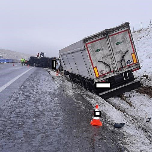 Na dálnici D3 u Budějovic se srazily dva kamiony, omezení trvalo hodiny