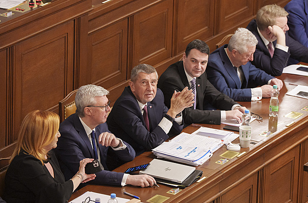 Poslanci jednají o důvěře Babišově vládě, Piráti už nechodí pozpátku