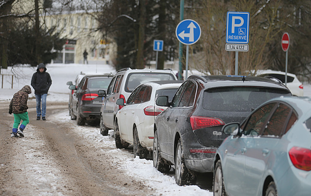 Jihlava rozšíří rezidenční parkování, modré čáry budou i na sídlišti Kollárova
