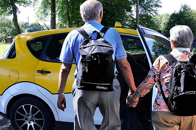 Stará Bělá zřídila senior taxi, ale nemá řidiče. Za volant tak usedá i starosta