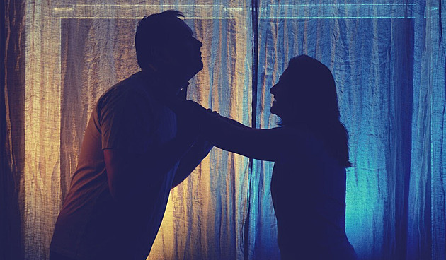 Nestojíš za nic, nic neumíš! Domácí násilí přitvrzuje, hojně postihuje i děti