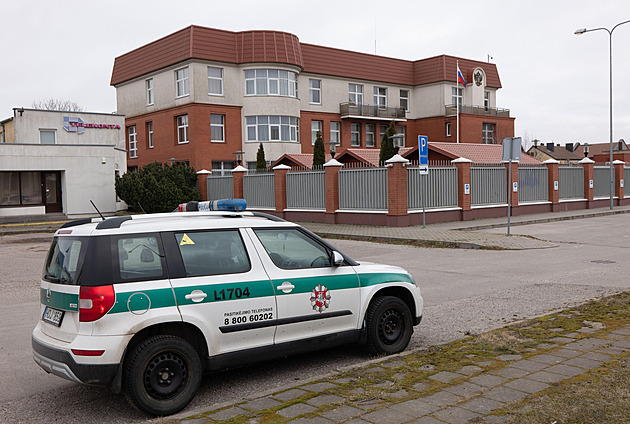 Litva viní GRU z pokusu o podpálení továrny. Chtěla útočit i v Česku, tvrdí