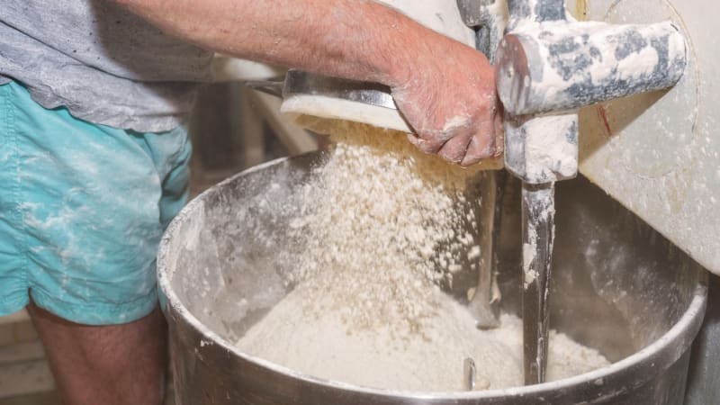 Pekaře zachytil mixér. Svým zraněním podlehl, policie v Miami vyšetřuje příčiny tragédie