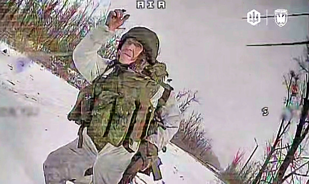 VIDEO: Lidské safari na sněhu. Na zimní frontě v Donbasu není před drony úniku