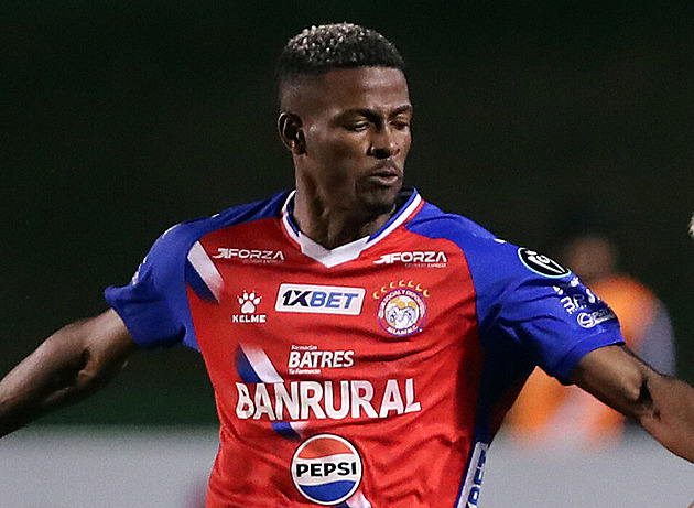 Fotbalista požádal přítelkyni o ruku přímo na stadionu. Tři dny poté se rozešli