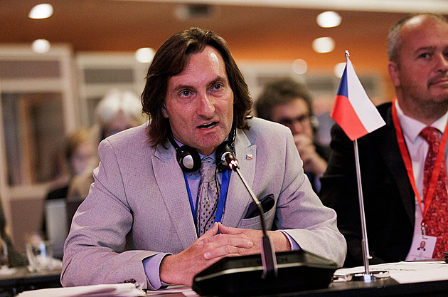 „Dělá se mi z vás nevolno.“ Doksanský čelil výzvám k rezignaci, své řekli i rodiče