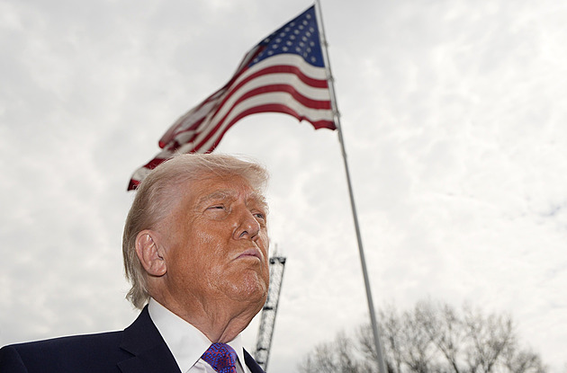 Že ropa zdražuje? Aspoň vyděláme, hlavní je boj s impériem zla, napsal Trump