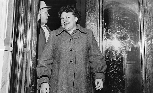 Pořád se chichotala. Jenže předtím šarmantní babička trávila manžely