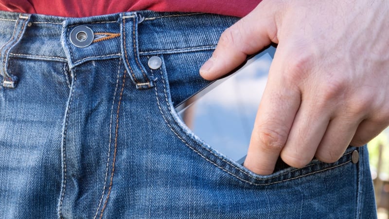 Mobil vybuchl muži v kapse. Má vážně zraněné genitálie, hasiči z Hamburku zjišťují příčinu